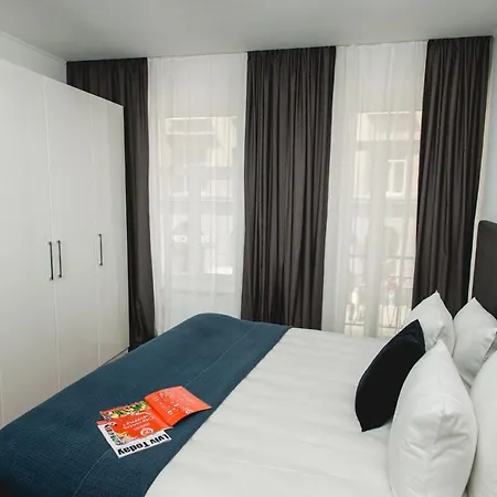 біля оперного театру *