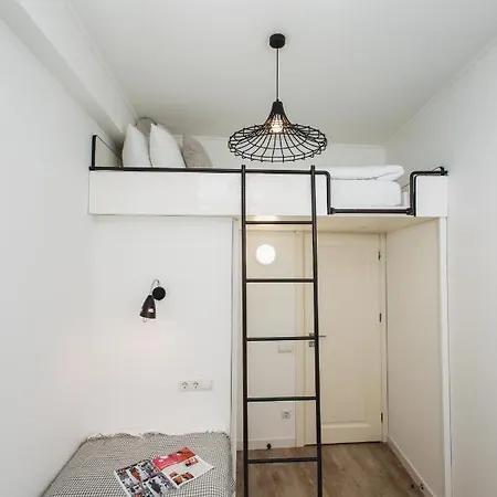 біля оперного театру Lviv