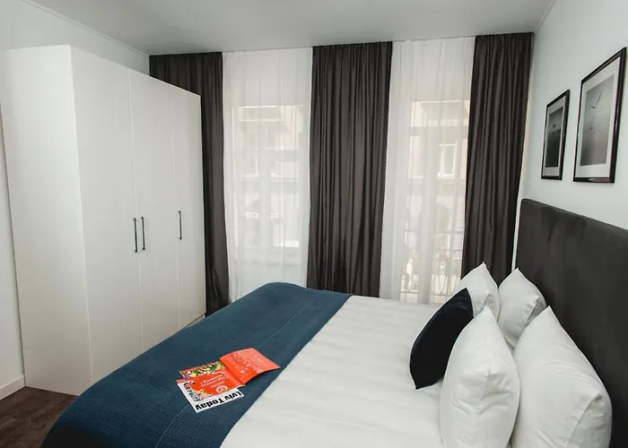 біля оперного театру *