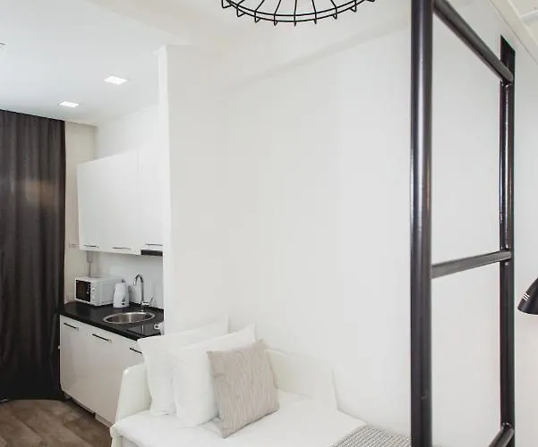 біля оперного театру Lviv