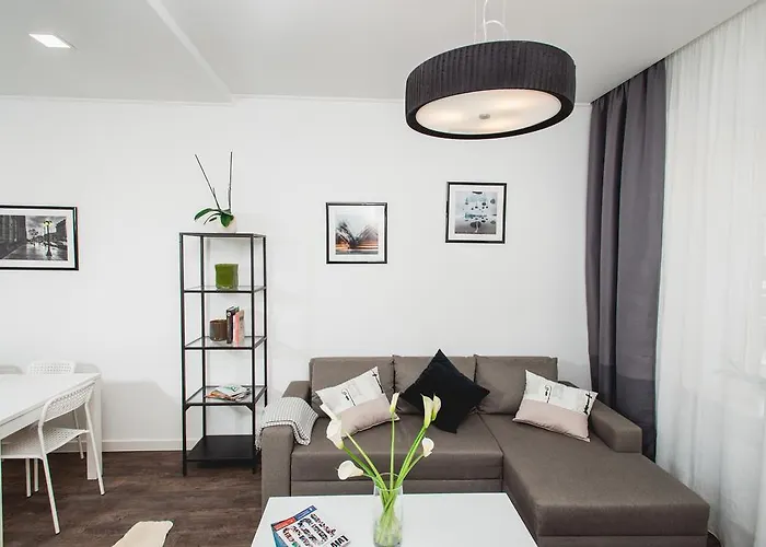 біля оперного театру Lviv