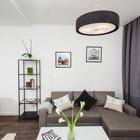 біля оперного театру Leopoli