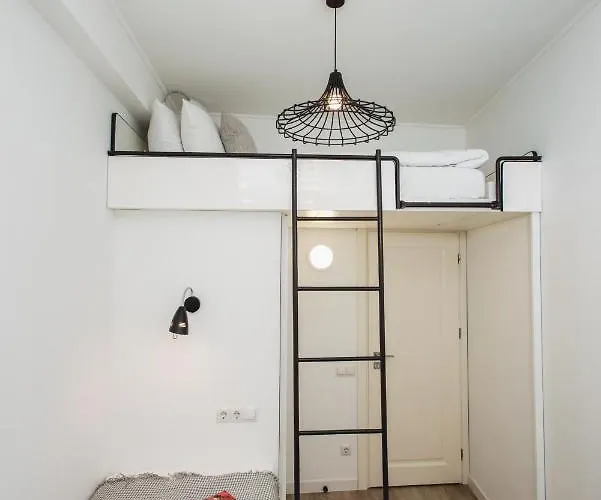 біля оперного театру Leopoli